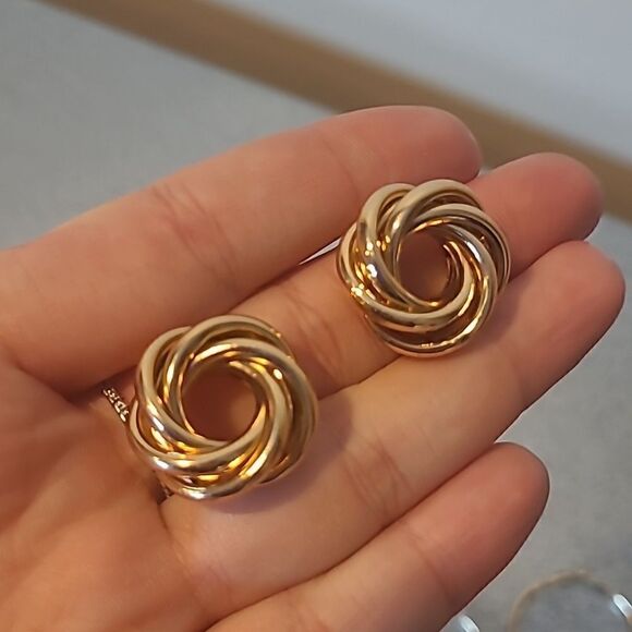 3/$16🎁 Twisted Gold Circle Earrings in Gold Alloy - Picture 5 of 7